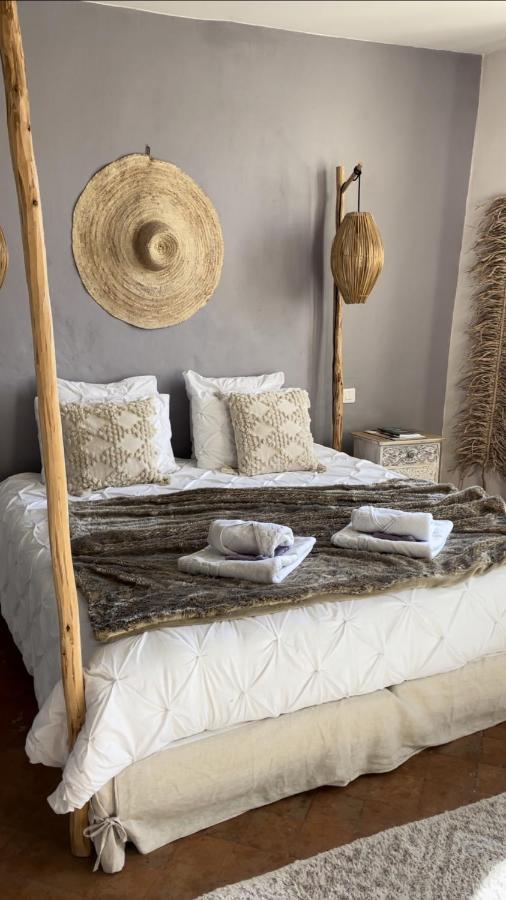 เลอ ต็องป์ ซุสป็องดู โพรว็องซ์ Bed & Breakfast แปร์นส์-เลส์-ฟงแตนส์ ภายนอก รูปภาพ