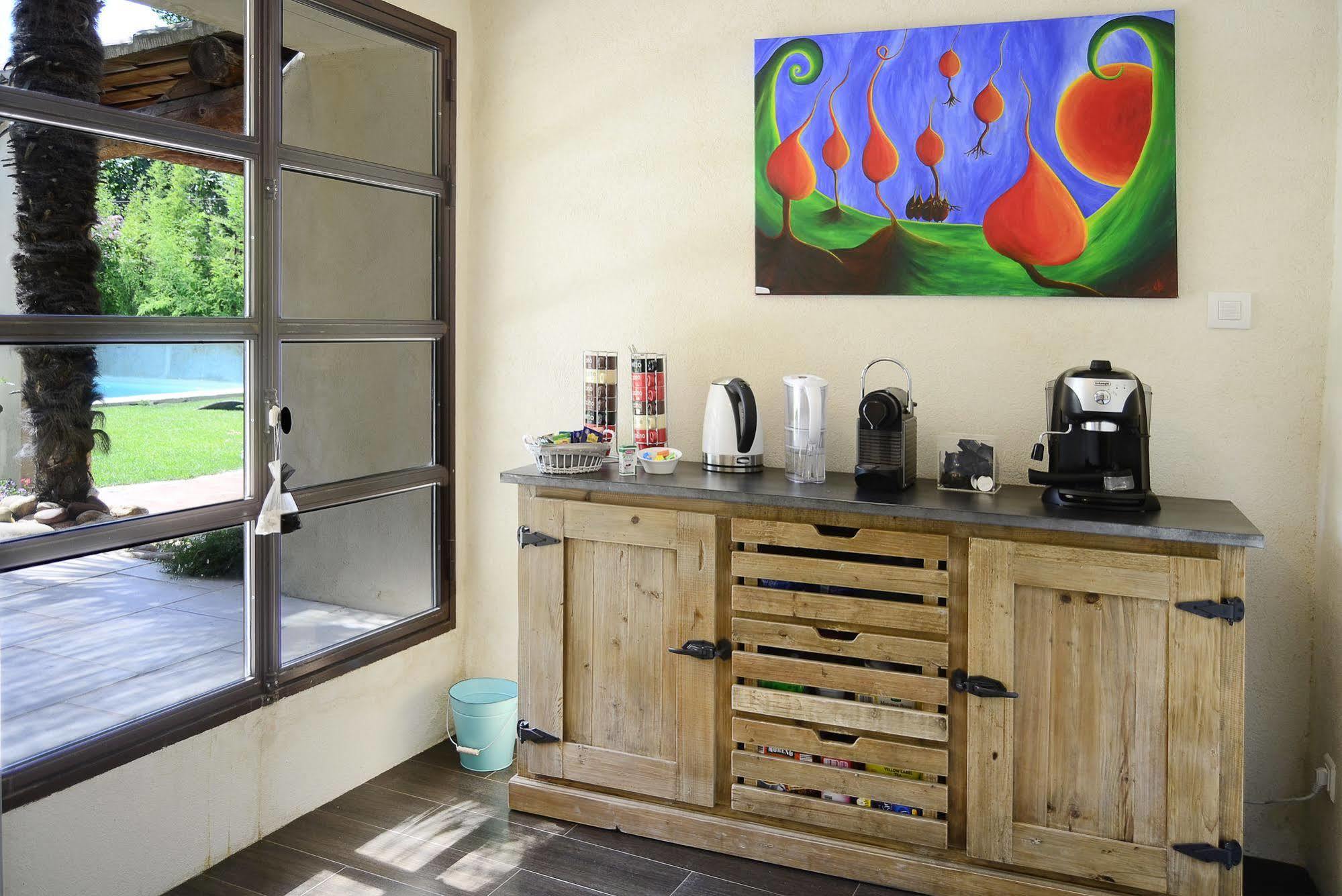 เลอ ต็องป์ ซุสป็องดู โพรว็องซ์ Bed & Breakfast แปร์นส์-เลส์-ฟงแตนส์ ภายนอก รูปภาพ