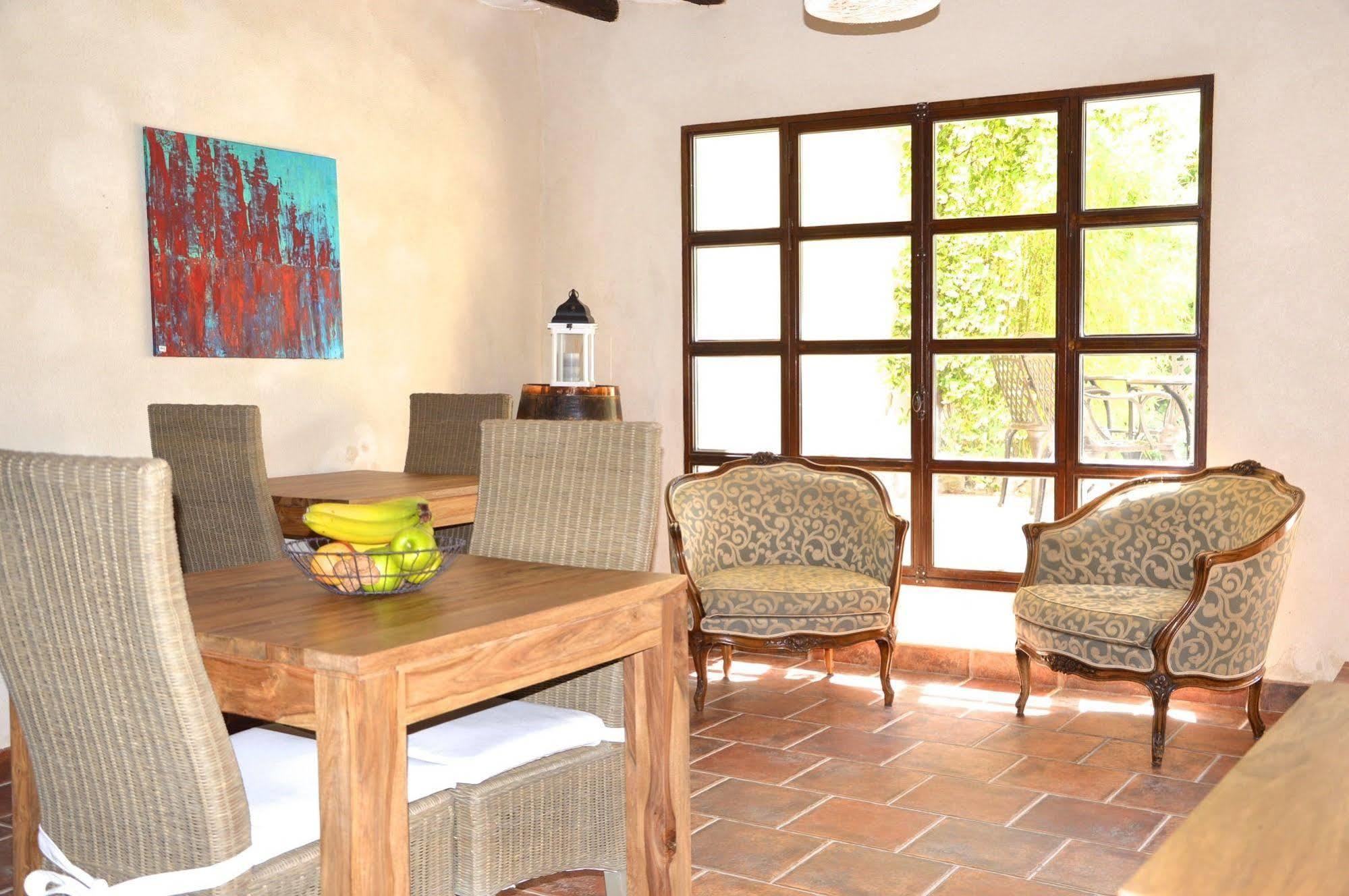 เลอ ต็องป์ ซุสป็องดู โพรว็องซ์ Bed & Breakfast แปร์นส์-เลส์-ฟงแตนส์ ภายนอก รูปภาพ